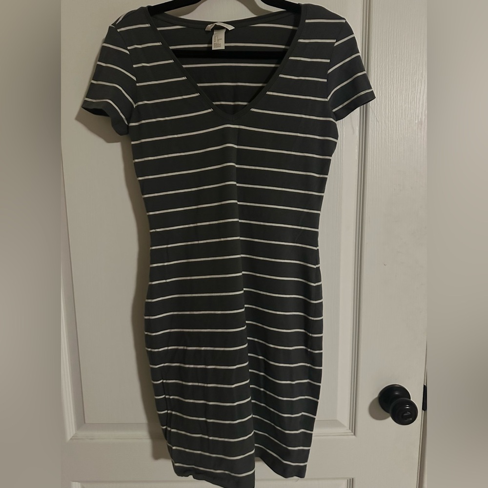 🔥 H&M Basic Charcoal and White Striped V Neck T Shirt Dress   Size 5